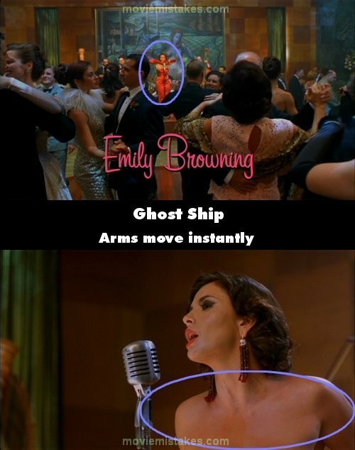 Phim Ghost Ship, cánh tay của cô ca sĩ này đặt không cùng vị trí ở cảnh xa và gần